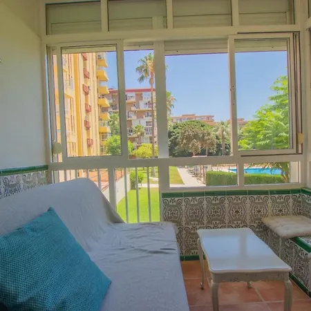 Seaside Vista Apartment: Pool Views Near Beach Benalmadena