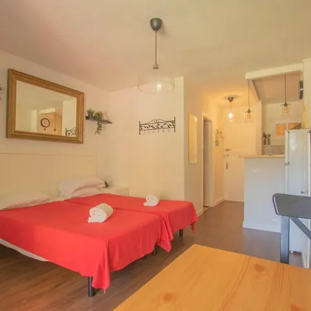 Apartment Seaside Vista Apartment: Pool Views Near Beach *