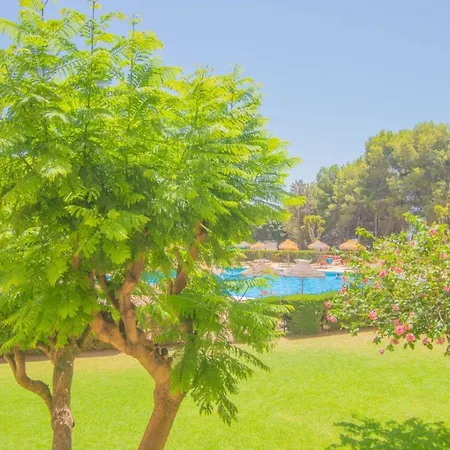 Seaside Vista Apartment: Pool Views Near Beach *